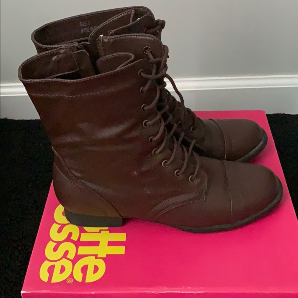 Boots - Picture 2 of 6